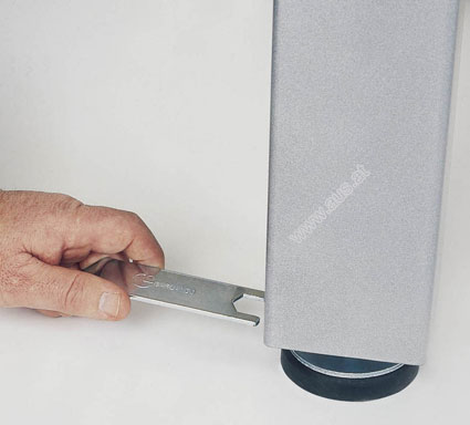 9x9cm starke pulverbeschichtete Metallf��e mit H�henausgleichschrauben